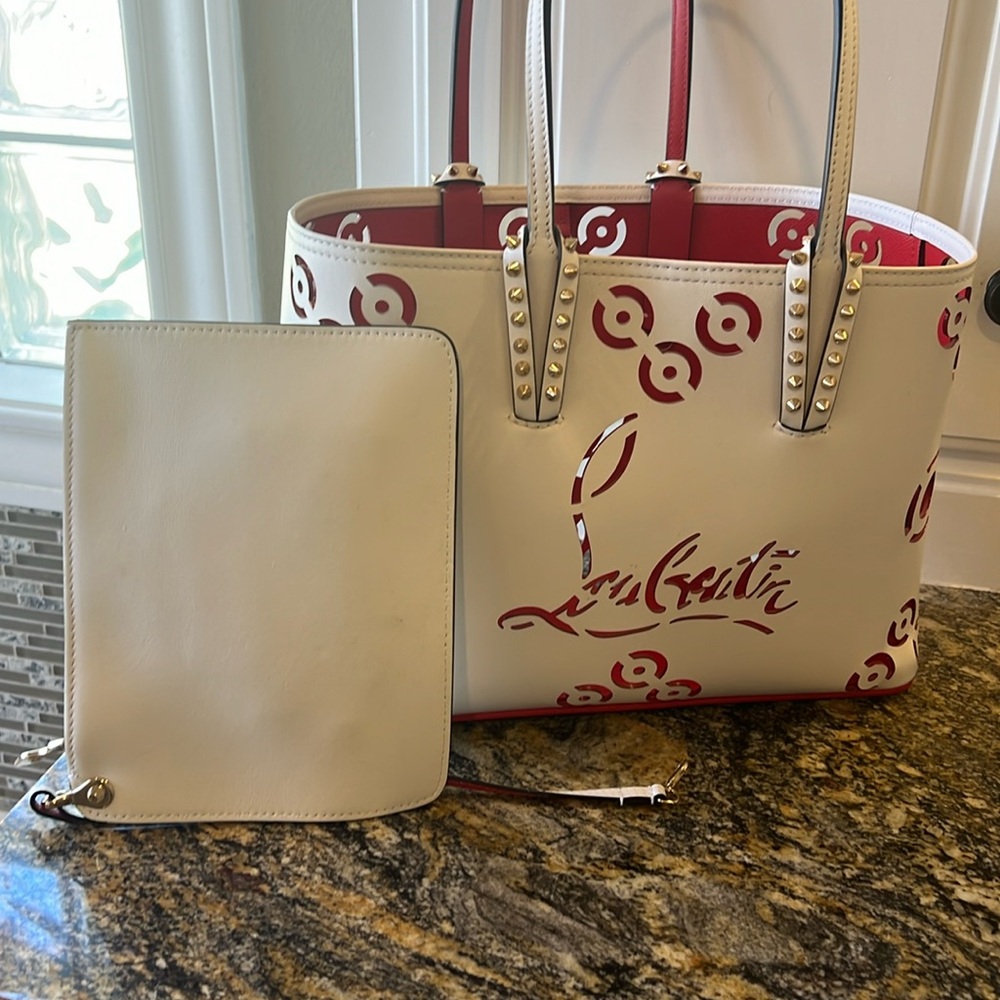 This is an authentic pair of CHRISTIAN LOUBOUTIN Tote in Snow.